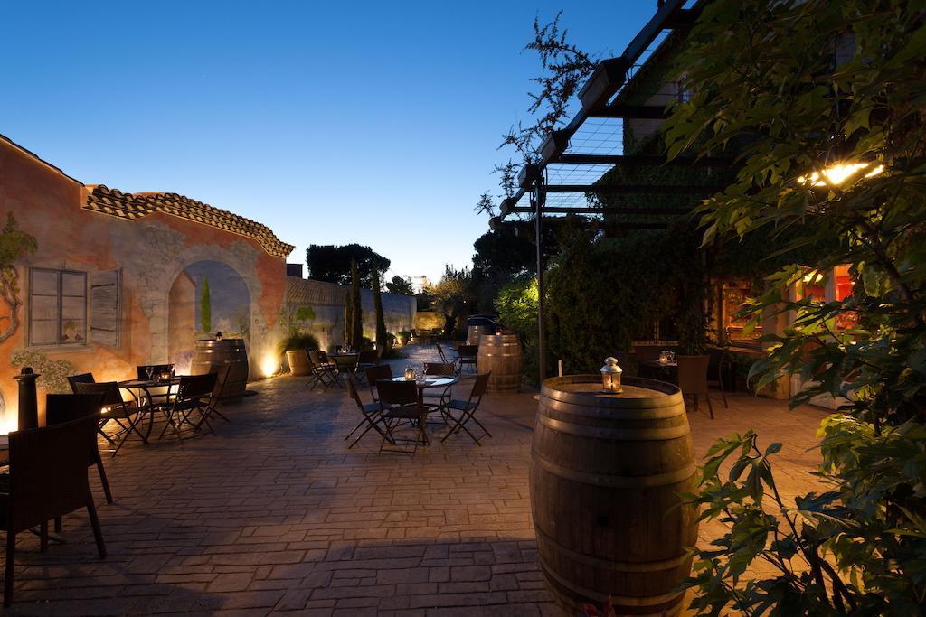 Logis Vignes Blanches*** Hotel Cosy Et Restaurant De Terroir Beaucaire  Exterior photo