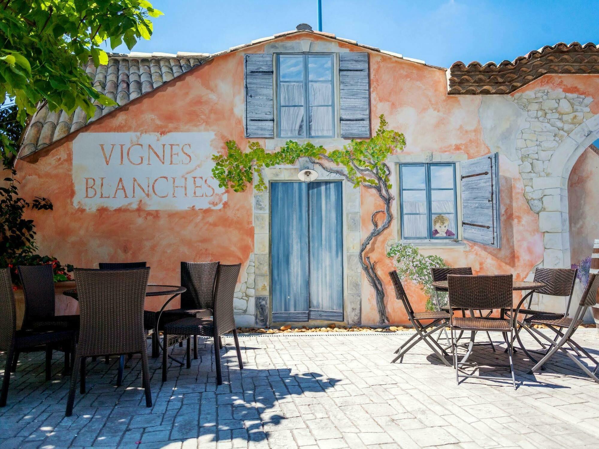 Logis Vignes Blanches*** Hotel Cosy Et Restaurant De Terroir Beaucaire  Exterior photo